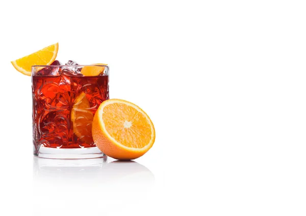 Cóctel Negroni Cristal Con Cubitos Hielo Rodajas Naranja Sobre Fondo —  Fotos de Stock