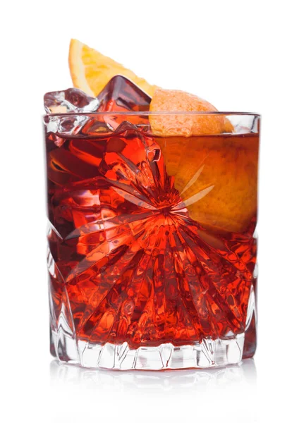 Negroni Cocktail Kristallglas Mit Eiswürfeln Und Orangenscheiben Auf Weißem Hintergrund — Stockfoto