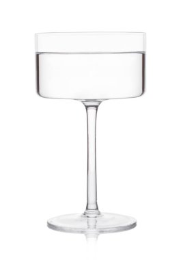 İzole edilmiş beyaz arka planda modern bardakta votka martini cin kokteyli..