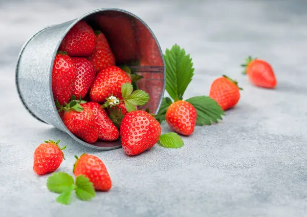 Bio Erdbeeren Aus Dem Sommerbauernhof Mit Blatt Stahleimer Auf Hellem — Stockfoto