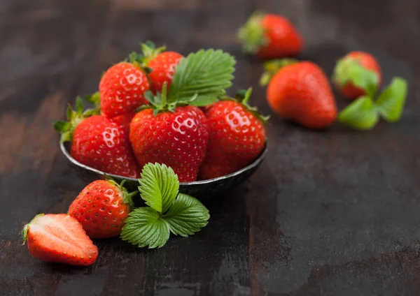Frische Rohe Bio Erdbeeren Vom Bauernhof Mit Blatt Stahlschale Auf — Stockfoto