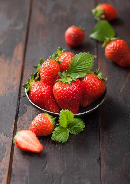 Bio Frische Rohe Erdbeeren Mit Blatt Stahlschale Auf Holztischhintergrund — Stockfoto