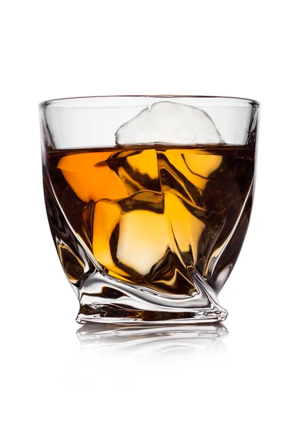 Scotch Whisky Cristallo Moderno Lusso Con Cubetti Ghiaccio Sfondo Bianco — Foto Stock