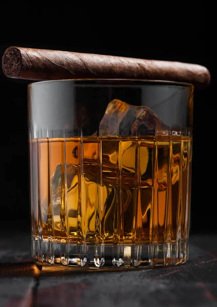 Pojedyncza Whisky Słodowa Kryształowych Szklankach Kostkami Lodu Kubańskim Cygarem Drewnianym — Zdjęcie stockowe