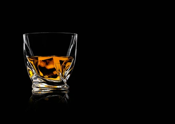 苏格兰威士忌在水晶现代豪华玻璃黑色背景与反光 案文的篇幅 — 图库照片
