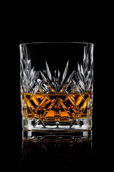 Schottischer Whisky Kristallglas Auf Schwarzem Hintergrund Mit Reflexion — Stockfoto