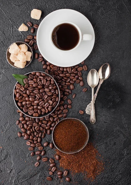 Taza Blanca Café Orgánico Crudo Fresco Con Frijoles Polvo Molido — Foto de Stock