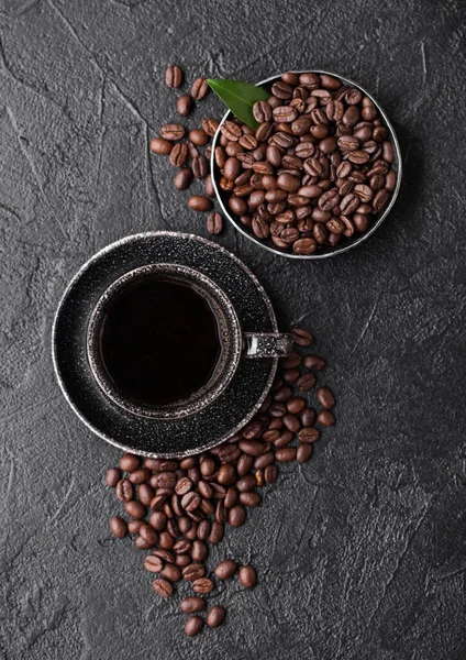 Filiżanka Świeżej Kawy Organicznej Fasolą Liściem Drzewa Kawowego Czarnym Tle — Zdjęcie stockowe