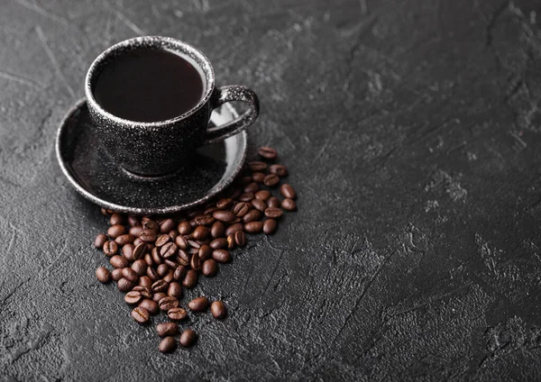 Tasse Frischer Roher Bio Kaffee Mit Bohnen Auf Schwarzem Hintergrund — Stockfoto