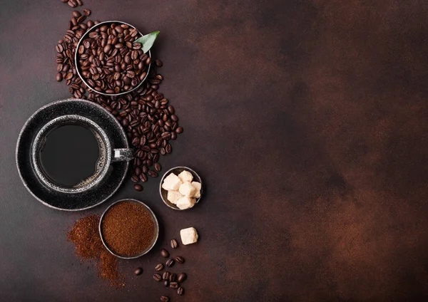 Filiżanka Świeżej Kawy Organicznej Fasolą Mielony Proszek Kostek Cukru Trzcinowego — Zdjęcie stockowe