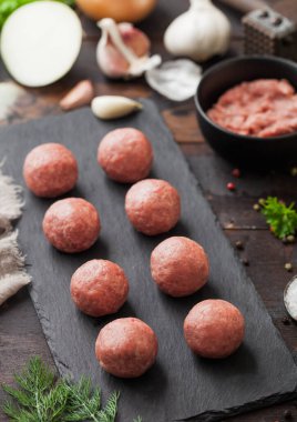 Taş tabakta taze et köftesi, tabakta kıyma, biber, tuz ve sarımsak ve maydanozlu ve soğanlı dereotlu. Makro