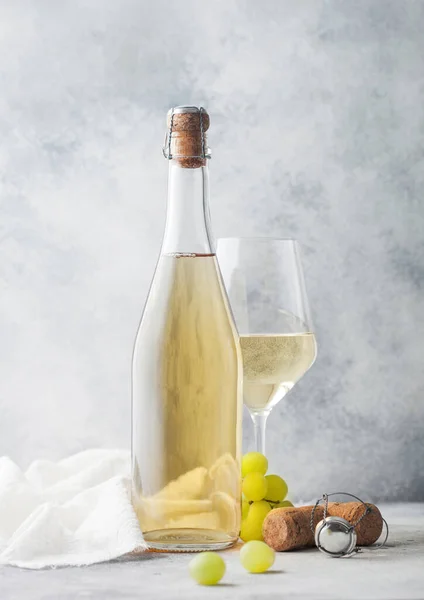 玻璃杯和一瓶白葡萄酒 内装葡萄 软木塞和亚麻布 背景轻便 — 图库照片