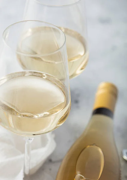 Bouteille Vin Blanc Avec Deux Verres Cristal Tire Bouchon Acier — Photo