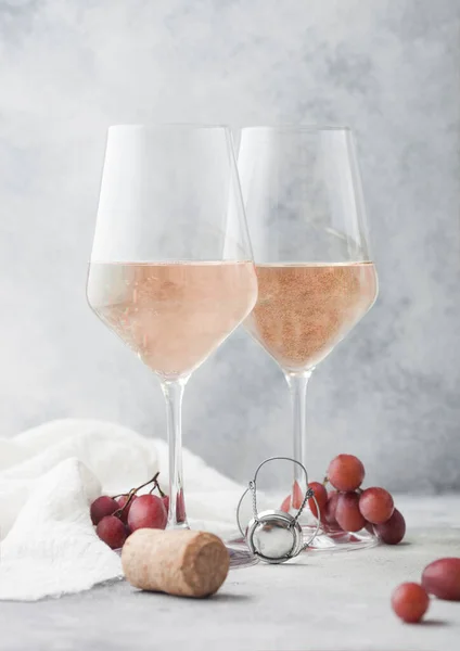 Verres Rose Rose Maison Été Rafraîchissant Vin Avec Bouchons Raisins — Photo