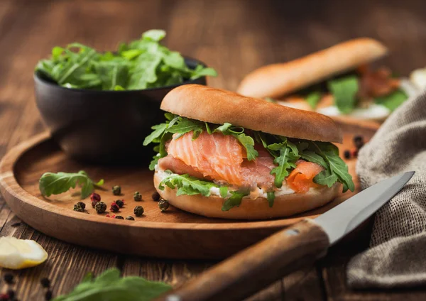 Sanduíche Orgânico Saudável Fresco Com Salmão Bagel Queijo Creme Foguete — Fotografia de Stock