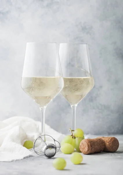 Zwei Kristallgläser Hausgemachten Weißweins Mit Korken Und Trauben Auf Hellem — Stockfoto