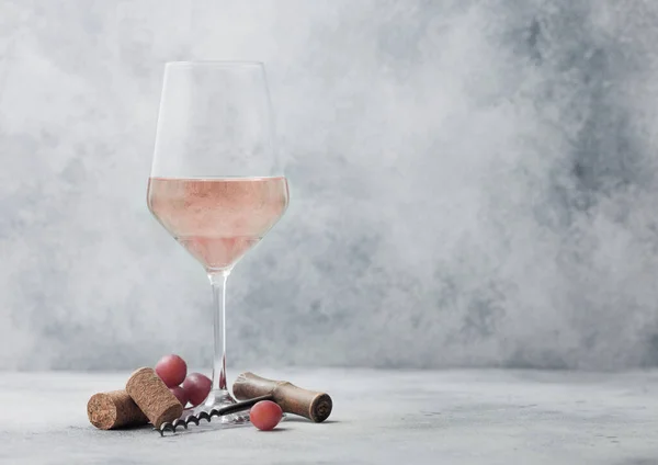 Glas Sommerrosa Roséwein Mit Trauben Korken Und Korkenzieher Auf Hellem — Stockfoto