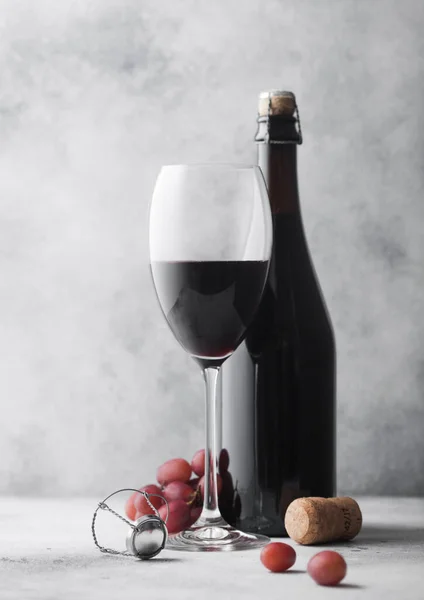 Hausgemachter Rotwein Flasche Mit Kristallglaskorken Mit Vintage Korkenzieher Und Trauben — Stockfoto