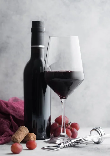 Glas Und Flasche Rotwein Mit Rotem Tuch Und Korken Mit — Stockfoto