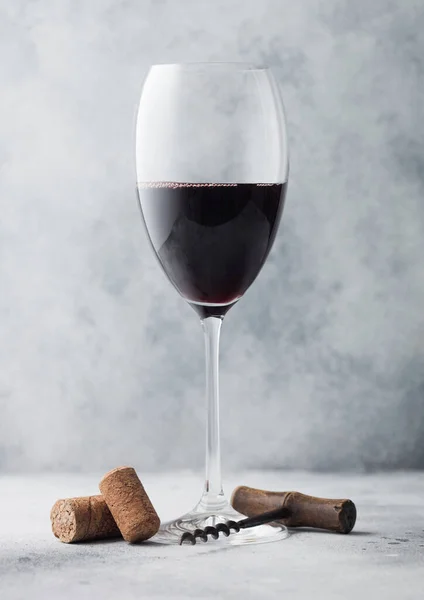 Glas Rode Wijn Met Kurken Opener Lichte Tafelondergrond — Stockfoto