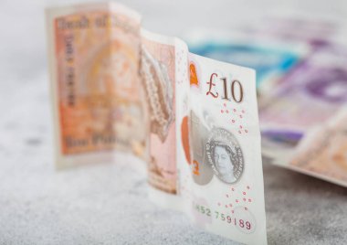 Arka planda 10 sterlin banknot. Dünya ekonomisi krizi konsepti. 