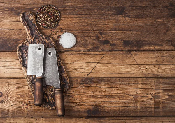 Escotillas Vintage Para Carne Sobre Tabla Cortar Madera Con Sal — Foto de Stock