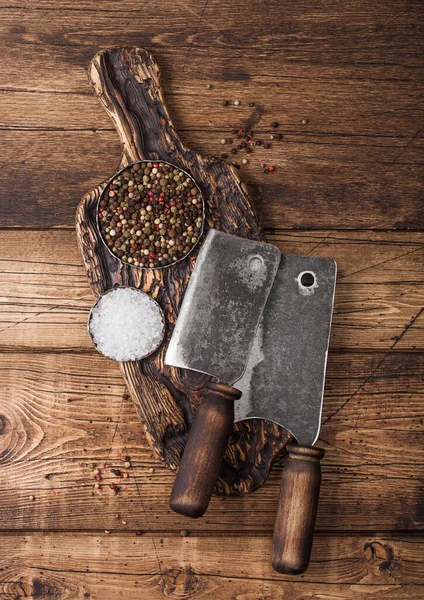 Escotillas Vintage Para Carne Sobre Tabla Cortar Madera Con Sal — Foto de Stock