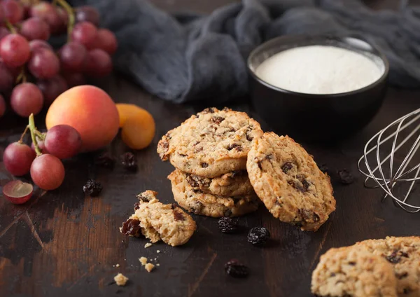 Hausgemachte Bio Haferflockenplätzchen Mit Rosinen Und Aprikosen Auf Holzuntergrund Schwarze — Stockfoto