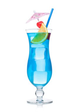 Beyaz arka planda saman ve turuncu dilimli mavi lagün kokteyli. Buzlu kokteyl şemsiyeli tatlı kirazlar..