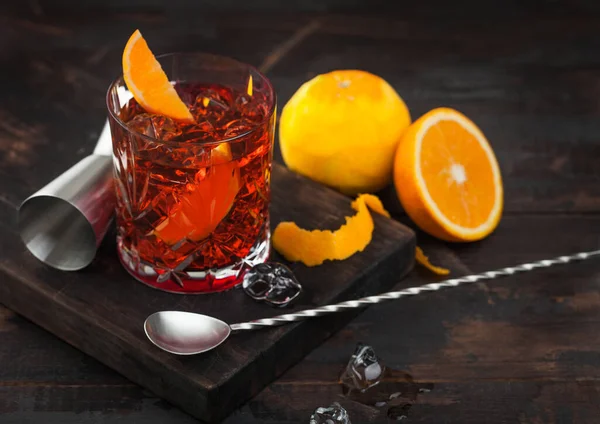 Κοκτέιλ Negroni Κρυστάλλινο Ποτήρι Φέτα Πορτοκαλιού Και Φρέσκα Ωμά Πορτοκάλια — Φωτογραφία Αρχείου