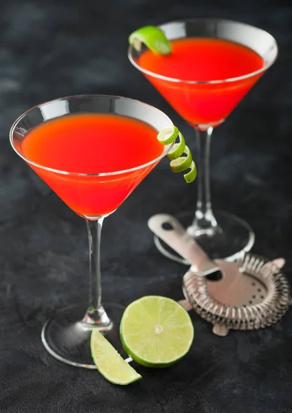 Kosmopolitischer Cocktail Klassischen Kristallgläsern Mit Limettenschale Und Frischen Limetten Mit — Stockfoto