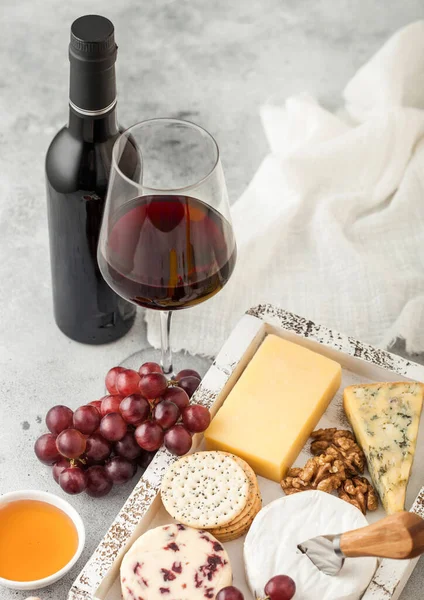 Glas Und Flasche Rotwein Mit Einer Auswahl Verschiedener Käsesorten Holzkiste — Stockfoto