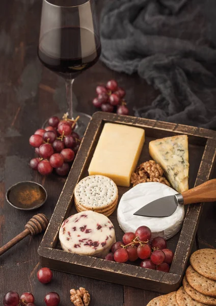 Bicchiere Vino Rosso Con Selezione Vari Formaggi Scatola Legno Uva — Foto Stock