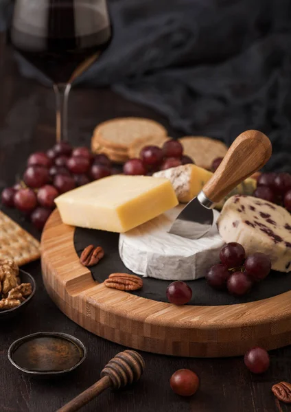 Ein Glas Rotwein Mit Einer Auswahl Verschiedener Käsesorten Auf Dem — Stockfoto