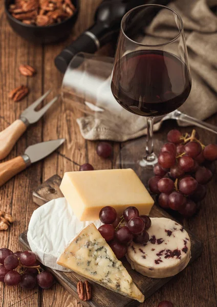 Bicchiere Vino Rosso Con Selezione Vari Formaggi Sul Bordo Uva — Foto Stock