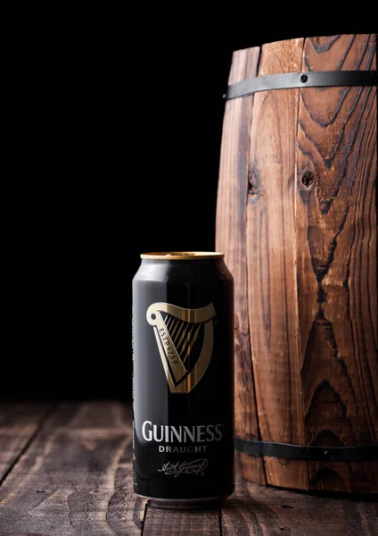 Londen April 2018 Aluminium Blikje Guinness Tochtstout Bier Naast Oud — Stockfoto
