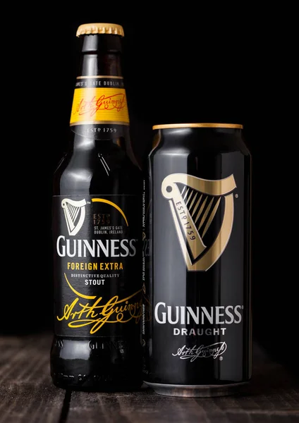 Londen April 2018 Flessen Aluminiumblikjes Guinness Tochtfles Met Stout Bier — Stockfoto