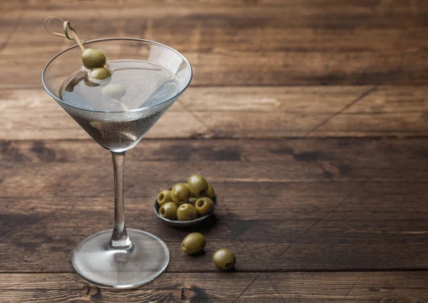 Wodka Martini Gin Cocktail Originalglas Mit Oliven Metallschüssel Und Bambusstäben — Stockfoto