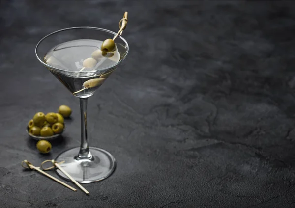 Wodka Martini Gin Cocktail Originalglas Mit Oliven Metallschale Und Bambusstäben — Stockfoto