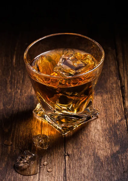 Single Malt Scotch Whisky Modernem Kristallglas Mit Eiswürfeln Auf Holztischhintergrund — Stockfoto