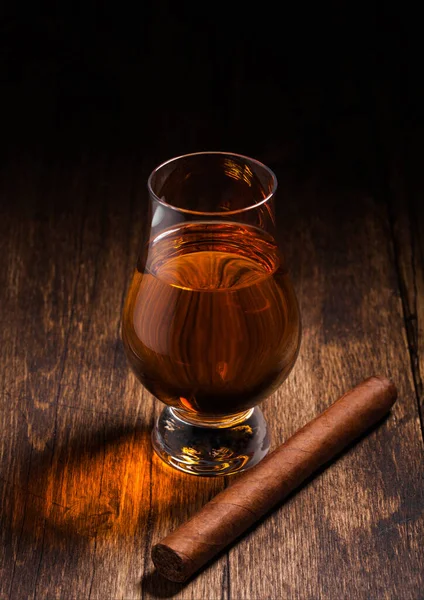 Pojedyncza Whisky Słodowa Szklance Glencairn Kubańskim Cygarem Drewnianym Tle Stołu — Zdjęcie stockowe