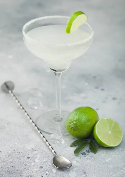 Copo Cristal Clássico Coquetel Margarita Com Limão Fresco Colher Bar — Fotografia de Stock
