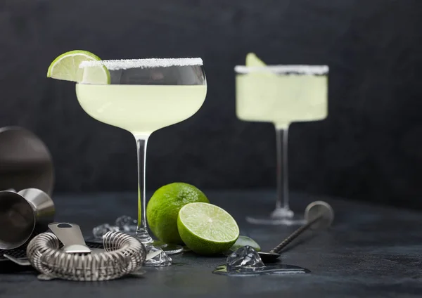 Luxe Glazen Margarita Cocktail Met Verse Limoenen Zeef Met Ijsblokjes — Stockfoto