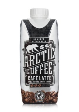 LONDON, İngiltere - Eylül 09, 2020: Beyaz arka planda bir paket soğuk Arktik Kahve Cafe Latte.