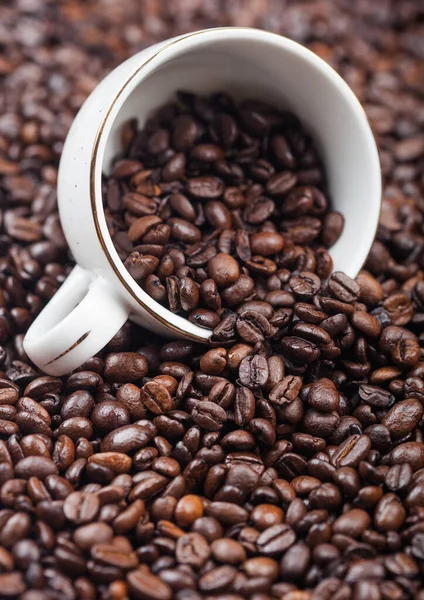 Fehér Kerámia Csésze Kávébab Belül Friss Aromájú Pörkölt Kávébab Háttér — Stock Fotó