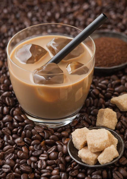 Buz Küplü Bir Bardak Soğuk Kahve Kamış Şekeri Pudralı Taze — Stok fotoğraf