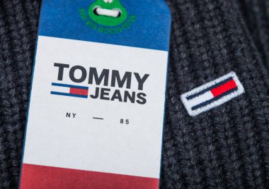 LONDON, İngiltere - TEPTEMBER 09, 2020: Tommy Hilfiger logosu ve gri yün kumaş etiketi.
