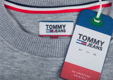 LONDON, İngiltere - SEPTEMBER 09, 2020: Tommy Hilfiger etiketi ve gri pamuk kumaş etiketi.