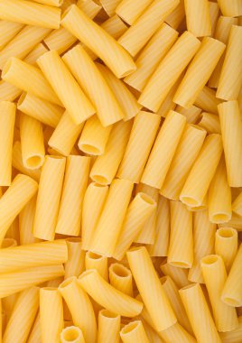 Arka planda taze çiğ İtalyan makarna var. Üst görünüm.