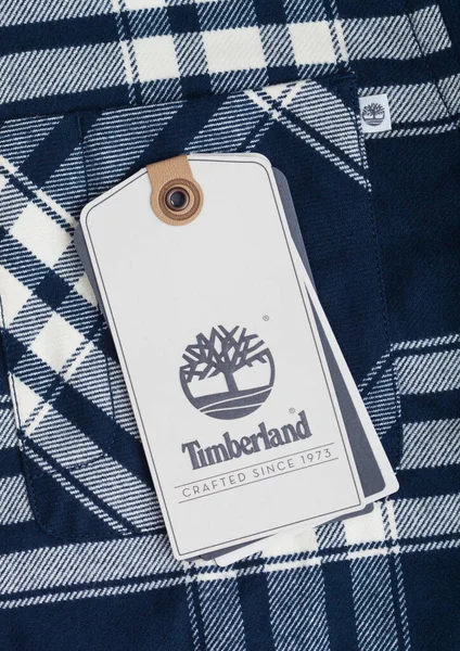 London September 2020 Timberland Logo Und Bekleidungsanhänger Auf Schwarzem Und — Stockfoto